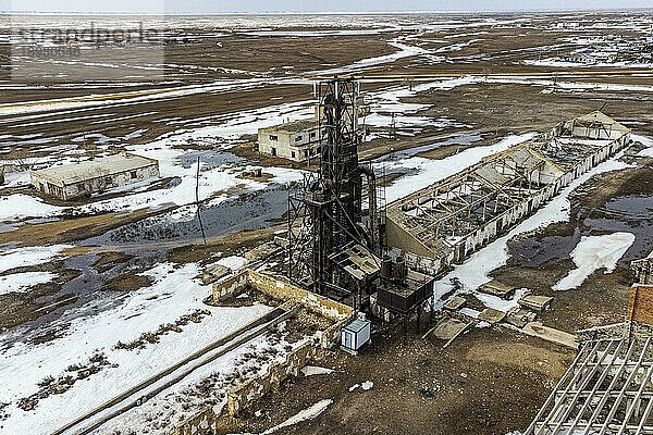 Luftaufnahme einer alten Weizenfarm in der halbgefrorenen Erde  südlich von Kostanay  Nordkasachstan