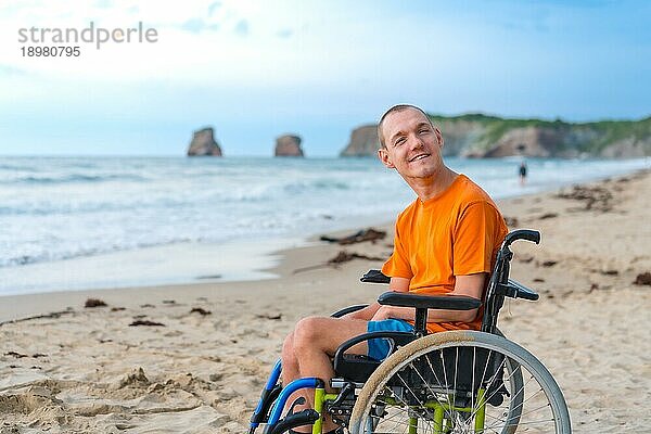 Porträt einer behinderten Person im Rollstuhl am Strand  die die Freiheit des Meeres und der Natur genießt