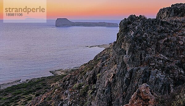 Sonnenuntergang Blick auf Gramvousa Insel hinter den felsigen Hügeln von Balos Strand Bereich  Kreta  Griechenland. Satte Farben des Sonnenuntergangs und diagonale Komposition. Selektiver Fokus