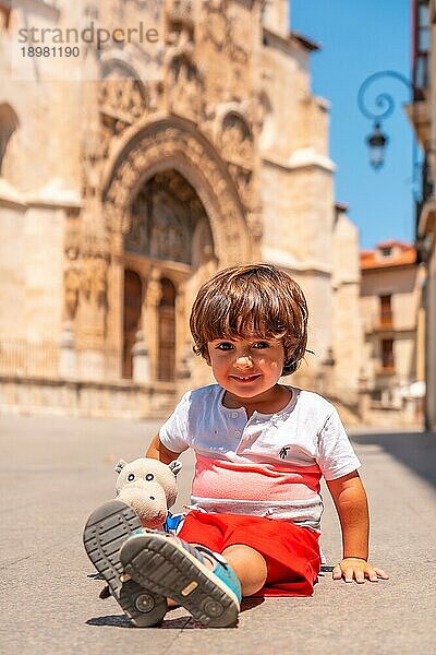 Ein Kind hat Spaß in der Kirche Santa María la Real in Aranda de Duero in der Provinz Burgos. Spanien