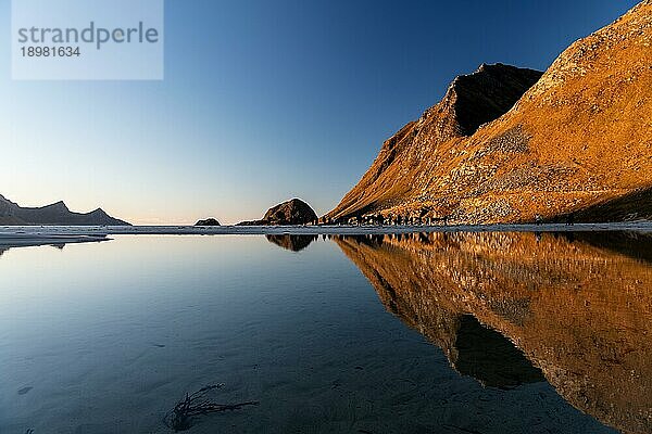 Turisten am Hauklandstranda Lofoten