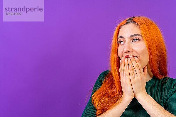 Rothaarige Frau im Studio Fotografie macht die Geste bitte auf einem lila Hintergrund