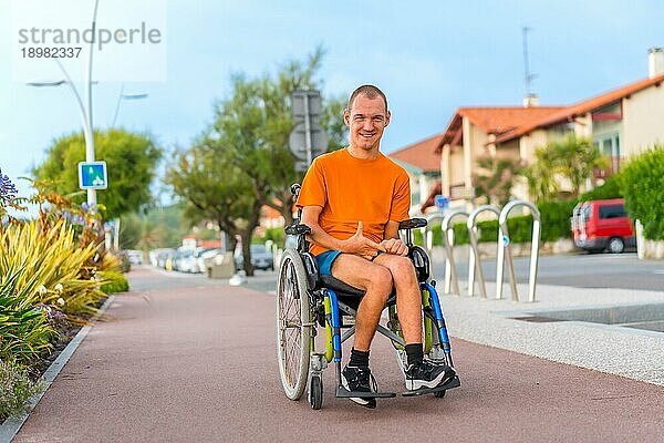 Porträt einer sehr fröhlichen behinderten Person im Rollstuhl im Urlaub