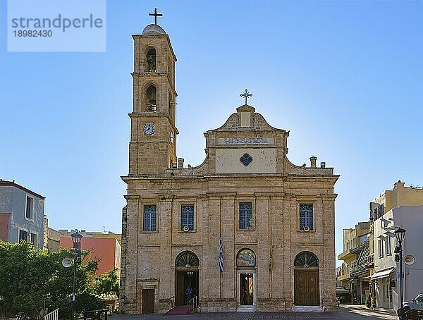 Heilige Metropolitankirche und griechisch orthodoxe Kathedrale der Darstellung der Jungfrau Maria in Chania  Kreta  Griechenland am Morgen. Helles Sonnenlicht  blauer Himmel. Frontalaufnahme der Fassade  traditionelle christliche Architektur. Türen offen für Morgen heiligen Dienst