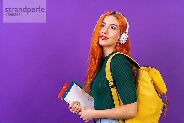 Rothaarige Frau im Studio Fotografie tanzen Collegestudent auf einem lila Hintergrund  zurück in die Schule