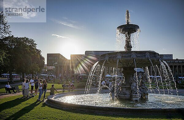 Menschen genießen Sommerabend  auf Schlossplatz vor Königsbau  Springbrunnen  Sommer  Stuttgart  Baden-Württemberg  Deutschland  Europa