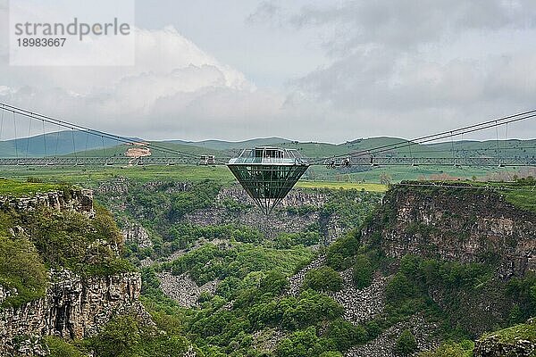 Diamant-Brücke  Restaurant in der Mitte der Glasbrücke in Form von einem Diamanten  Dashbashi Canyon  Tsalka Canyon  Dashbashi-Schlucht  nahe dem Ort Tsalka  Niederkartlien  Georgien  Asien