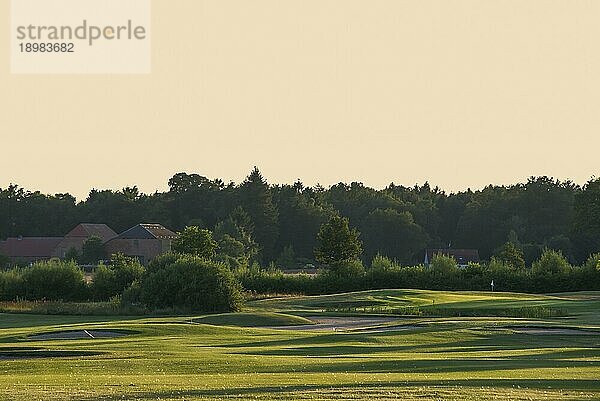 Romantischer Blick auf den Golfplatz bei Sonnenuntergang
