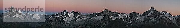 Schöne Bergkette in Zermatt bei Sonnenaufgang