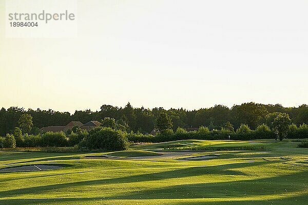 Romantischer Blick auf den Golfplatz bei Sonnenuntergang