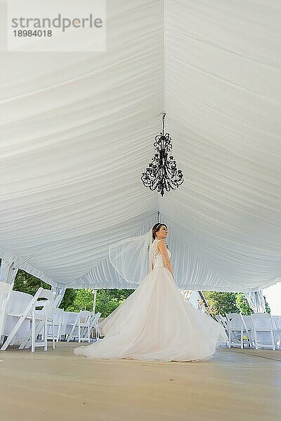 Eine Braut  die sich auf ihre Hochzeit vorbereitet