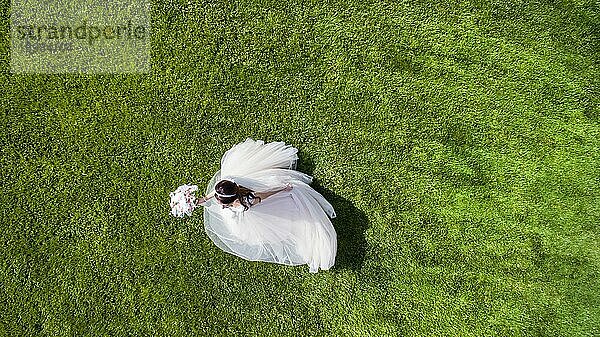 Eine Braut  die sich auf ihre Hochzeit vorbereitet