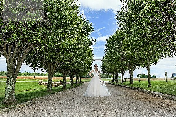 Eine Braut  die sich auf ihre Hochzeit vorbereitet