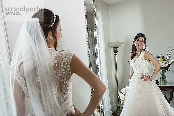 Eine Braut  die sich auf ihre Hochzeit vorbereitet