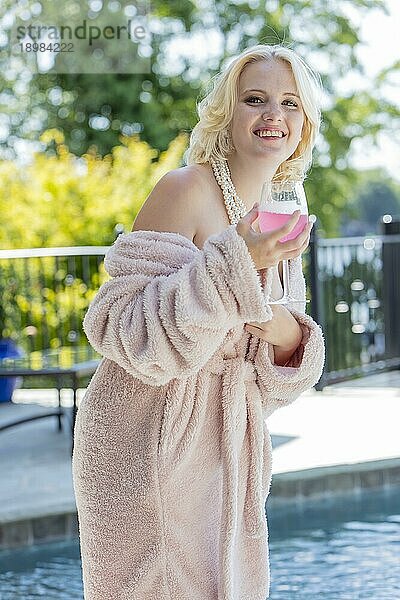 Ein blondes Modell entspannt sich am Pool