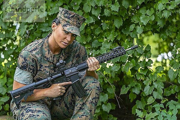 Eine weibliche Marinesoldatin in einer Militäruniform