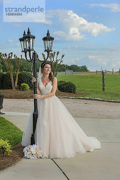 Eine Braut  die sich auf ihre Hochzeit vorbereitet