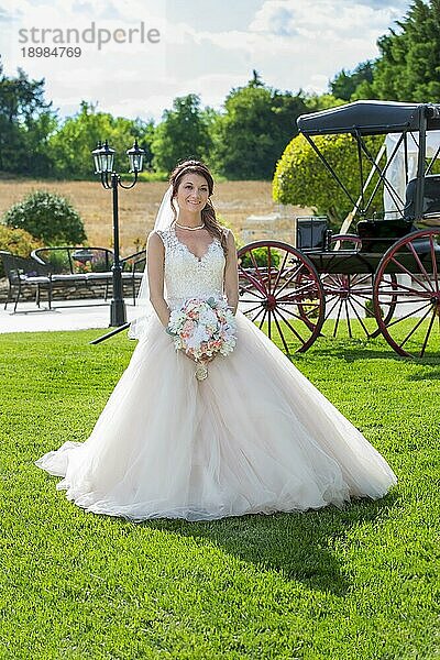 Eine Braut  die sich auf ihre Hochzeit vorbereitet