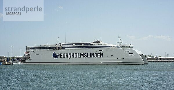 Die Fähre Express 5 der Bornholm Linie ist die größte Katamaranfähre der Welt und verkehrt auf der Strecke Ystad  Schweden  und Bornholm  Dänemark  Europa