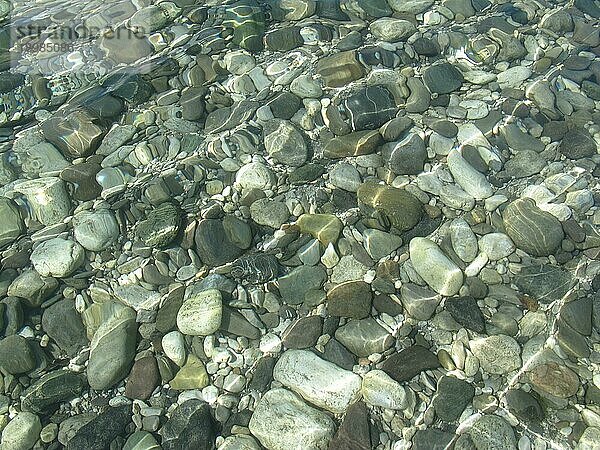 Schöne Kieselsteine im Wasser eines Flusses