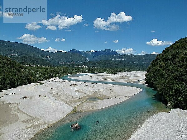 Tagliamento  wunderschöner geschwungener blaür Fluss in Italien