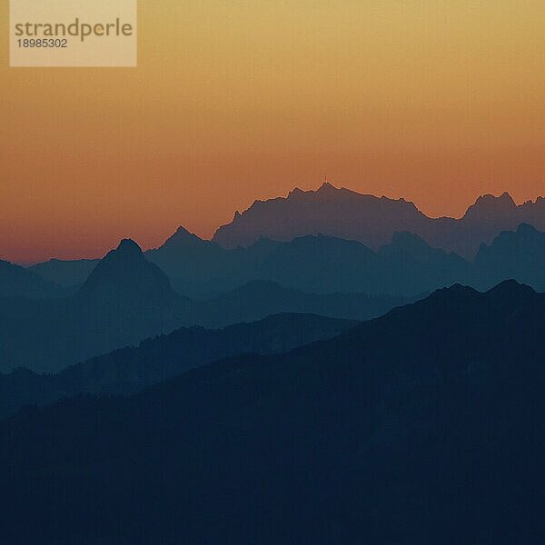 Umrisse der Großen Mythen  des Säntis und anderer Berge der Schweizer Alpen