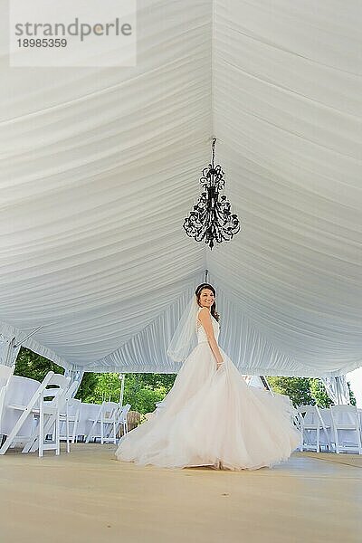 Eine Braut  die sich auf ihre Hochzeit vorbereitet