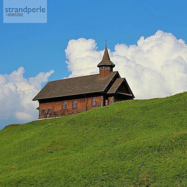 Schöne alte Holzkapelle auf einem grünen Hügel in Stoos  Schweiz  Europa