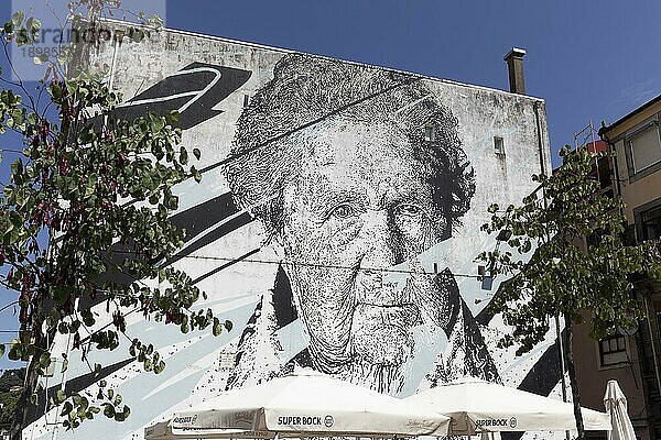 Mural  schwarzweiß Porträt einer alten Frau Wandbild Mira vom Streetart-Künstler Daniel Eime  Stadtteil Miragaia  Porto  Portugal  Europa