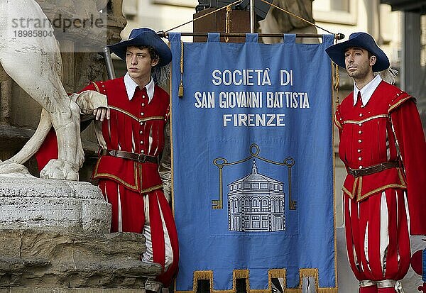 Zwei Junge Männer in florentiner Renaissancetracht der Sosietà di San Giovanni Battista Firenze  Florenz  Toskana  Italien  Europa