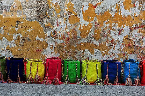 Republik Kolumbien  Colombia  Departamento Bolivar  Bunte Taschen stehen in einer Reihe  aufgereiht  traditionelle Taschen  Kolumbien  Südamerika