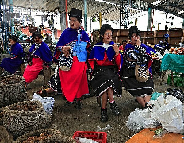Republik Kolumbien  Colombia  Departamento Cauca  Ort Silvia  Zentrum der Guambiano-Indianer  Einheimische in traditioneller Kleidung  Markttag  Wochenmarkt  Markthalle  Kolumbien  Südamerika