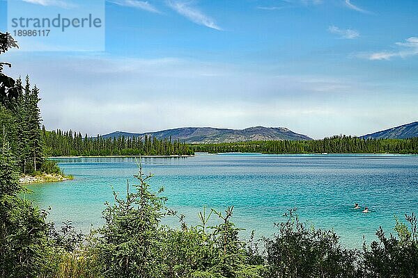 Durchsichtig klarer See und zwei Personen im Wasser  Tourismus  Boya Provincial Park  Stewart Cessiar Highway  HW 37  British Columbia  Kanada  Nordamerika