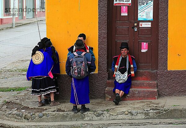 Republik Kolumbien  Colombia  Departamento Cauca  Ort Silvia  Zentrum der Guambiano-Indianer  Einheimische in traditioneller Kleidung  Kolumbien  Südamerika
