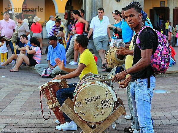 Republik Kolumbien  Colombia  Departamento Bolivar  Stadt Cartagena de Indias  Musikanten  Junge Leute musizieren in der Altstadt  Kolumbien  Südamerika