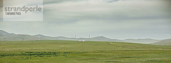 Zwei Jurten stehen in der Steppe bei Nalaikh. Nalaikh  30.06.2023.  Nalaikh  Mongolei  Asien