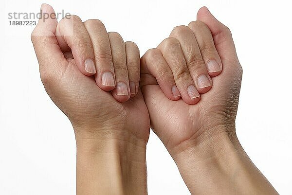 Frau mit natürlichen manikürten Nägeln  die ihre auf die Handflächen gebogenen Finger in einem Hautpflege Nagelpflege und Schönheitskonzept zeigt