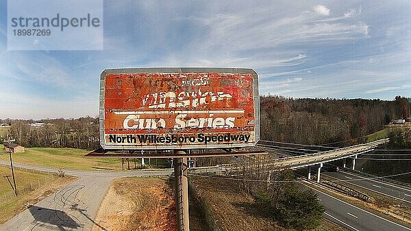 Der North Wilkesboro Speedway war eine kurze Rennstrecke  auf der seit der Gründung der NASCAR im Jahr 1949 bis zu ihrer Schließung 1996 Rennen der drei wichtigsten NASCAR Serien stattfanden. NWS wurde 2010 wiedereröffnet und war kurzzeitig Gastgeber für mehrere Stock Ca  North Wilkesboro  NC