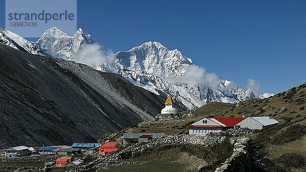 Schönes Dorf Dingboche und hoher Berg Thamserku