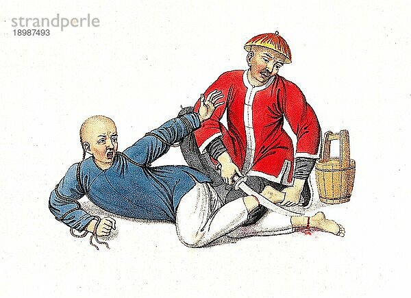 Folter  Strafe  Bestrafung  Ein chinesischer Mann liegt auf dem Boden  während ein Mann in einer roten Jacke seine Knöchel mit einem Schwert durchschneidet  um 1810  China  Historisch  digital restaurierte Reproduktion von einer Vorlage aus dem 19. Jahrhundert  Asien