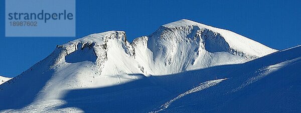 Schön geformter Berg Chalberstockli. Winterszene im Stoos  Schweizer Alpen. Skigebiet