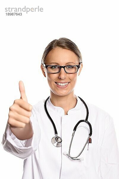 Glückliche Ärztin  die mit einer Daumen hoch Geste zeigt  daß die Operation oder Behandlung eines Patienten erfolgreich war und Hoffnung auf eine vollständige Genesung besteht  vor weißem Hintergrund