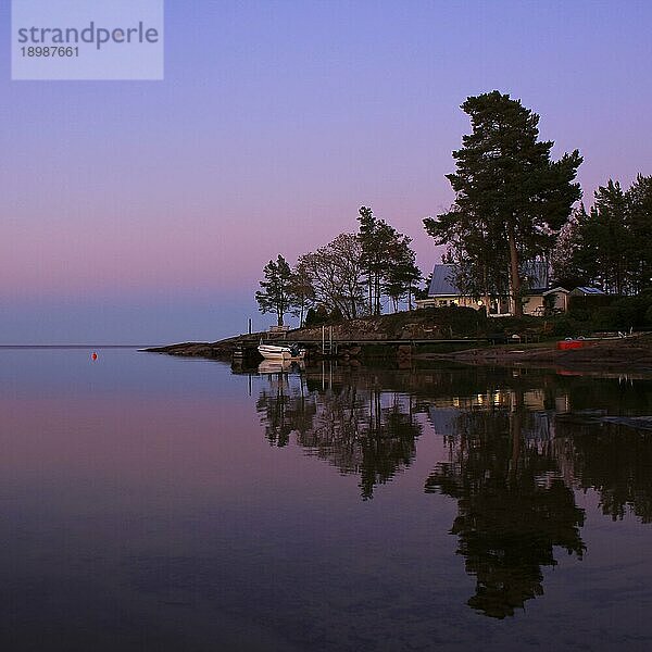 Ruhiger Abend am Ufer des Vanernsees  Schweden  Europa