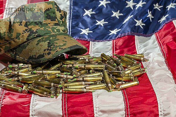 Militärischer Schutz auf einer amerikanischen Flagge mit Gewehrmunition