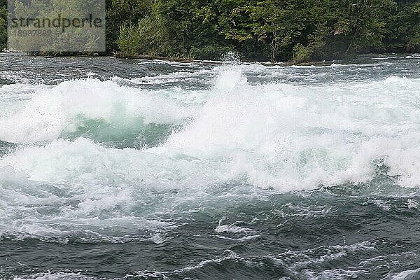 Niagarafälle ist der Sammelname für drei Wasserfälle  die die internationale Grenze zwischen Kanada und den Vereinigten Staaten  genauer gesagt zwischen der Provinz Ontario und dem Staat New York  bilden. Sie bilden das südliche Ende des Niagara