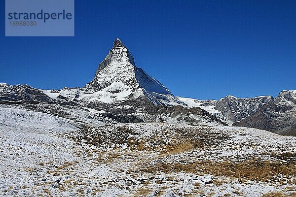 Matterhorn an einem klaren Tag nach Schneefall im Herbst