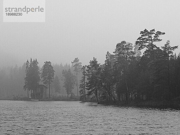 Ufer eines Sees in Schweden an einem regnerischen Tag
