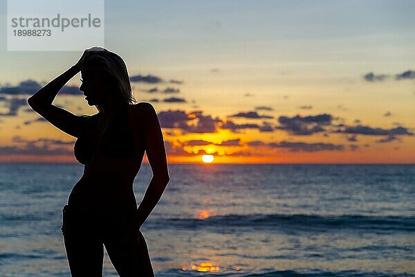 Silhouette eines Modells an einem Strand in der Karibik