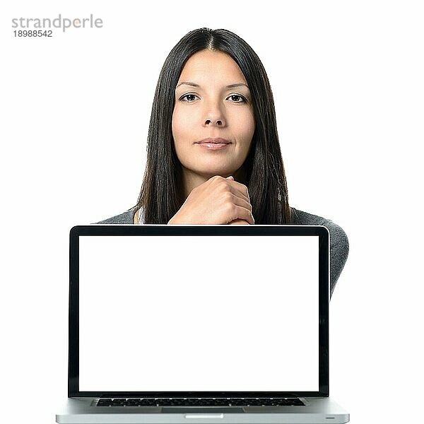 selbstbewusste junge hübsche Frau mit Laptop Gadget vor der Kamera mit leeren weißen Bildschirm für Ihren Text oder Werbung  vor weißem Hintergrund