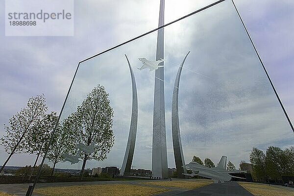 Das US Air Force Memorial mit drei hoch aufragenden Türmen außerhalb von Washington  DC  Washington